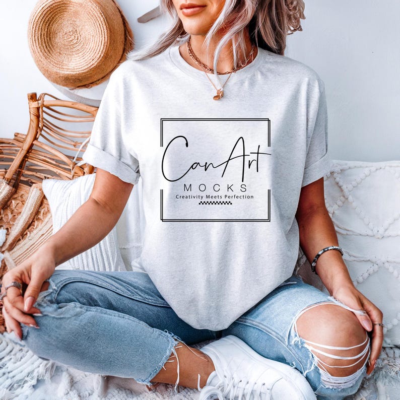 Pode incluir: Uma camiseta branca com um gr&aacute;fico quadrado preto que diz "CanArt Mocks" e "Creativity Meets Perfection".
