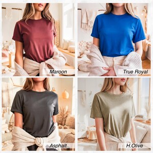 K&ouml;nnte beinhalten: Vier T-Shirts in verschiedenen Farben, Rotbraun, K&ouml;nigsblau, Asphalt und Olivgr&uuml;n, werden auf Models gezeigt. Die T-Shirts sind alle mit Rundhalsausschnitt und kurzen &Auml;rmeln.