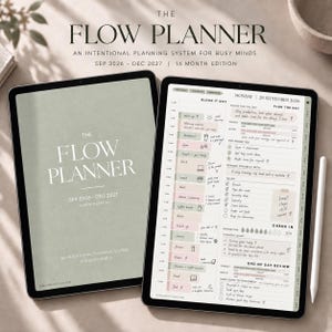Peut inclure: Deux tablettes affichant The Flow Planner, un système de planification numérique de 16 mois de septembre 2026 à décembre 2027. L'écran de gauche montre une couverture vert sauge, tandis que l'écran de droite affiche un emploi du temps détaillé.