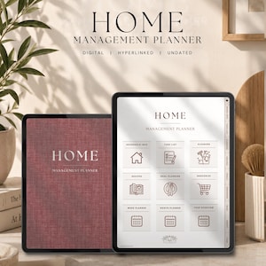 Op de afbeelding: Een digitale huishoudplanner weergegeven op twee tablets. Eén scherm toont een getextureerde kastanjebruine omslag met de tekst HOME MANAGEMENT PLANNER, de andere toont een dashboard met iconen voor huishoudelijke info, taken en schoonmaak.