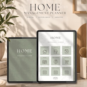 Op de afbeelding: Een digitale huishoudplanner weergegeven op twee tablets. Het linkerscherm toont een saliegroene omslag met de tekst HOME MANAGEMENT PLANNER. Het rechterscherm toont een menu met iconen voor huishoudelijke informatie, taken en maaltijdplanning.