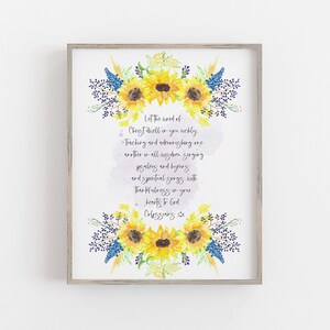 Op de afbeelding: Een printbare kunstprint met een aquarel-illustratie van zonnebloemen en blauwe bloemen. De print bevat een citaat over het danken aan God. Het citaat luidt: "Laat het woord van Christus in u rijkelijk wonen, onderricht en vermaan elkaar in alle wijsheid, zing psalmen, hymnen en geestelijke liederen, zing met dankbaarheid in uw hart tot God." Kolossenzen 3:16
