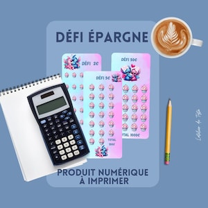 Peut inclure: Feuilles de défi d'épargne numériques imprimables sur le thème des cupcakes, avec les personnages Stitch et Angel. Comprend une calculatrice, un bloc-notes et une tasse de café. Le texte indique "DÉFI ÉPARGNE" et "PRODUIT NUMÉRIQUE À IMPRIMER".