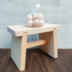 Hinoki cypress traditional bath chair medium size and Hinoki cypress hot spring ball set made in Japan