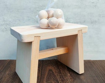 Hinoki cypress traditional bath chair medium size and Hinoki cypress hot spring ball set made in Japan
