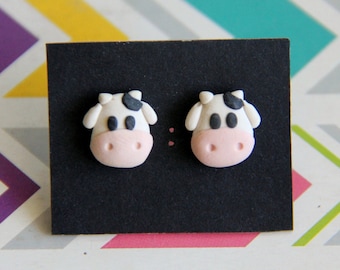 Orecchini Cow Stud, Orecchini Animali, Orecchini Clay Stud, Orecchino Cute Critter, Regalo Cow Lover, Cute Cow Jewlery, Orecchino Animale in Argilla Fatto a Mano