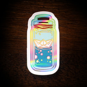Papierboot-Flasche — Regenbogen holografischer Folienaufkleber — Origami-Boot in einer Flasche