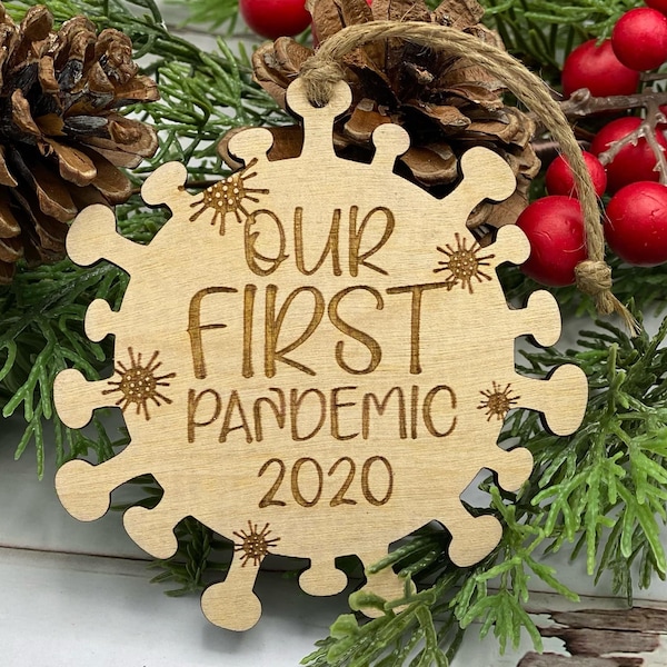 Onze eerste pandemie 2020, lasergegraveerd houten ornament, grappige kerstornamentbedel, kerstcadeau pandemie, grappig vakantiecadeau