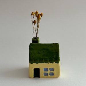 Pequeña casa de cerámica - tarjetero y pequeña flor - Casa amarilla moteada de verde