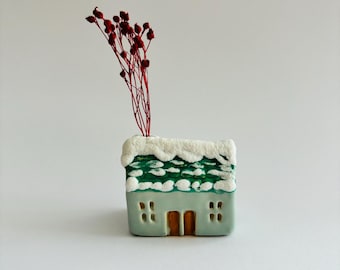 Casita navideña pequeña | Casita de cerámica con flores secas | Decoración navideña | Casita de cerámica con decoración navideña