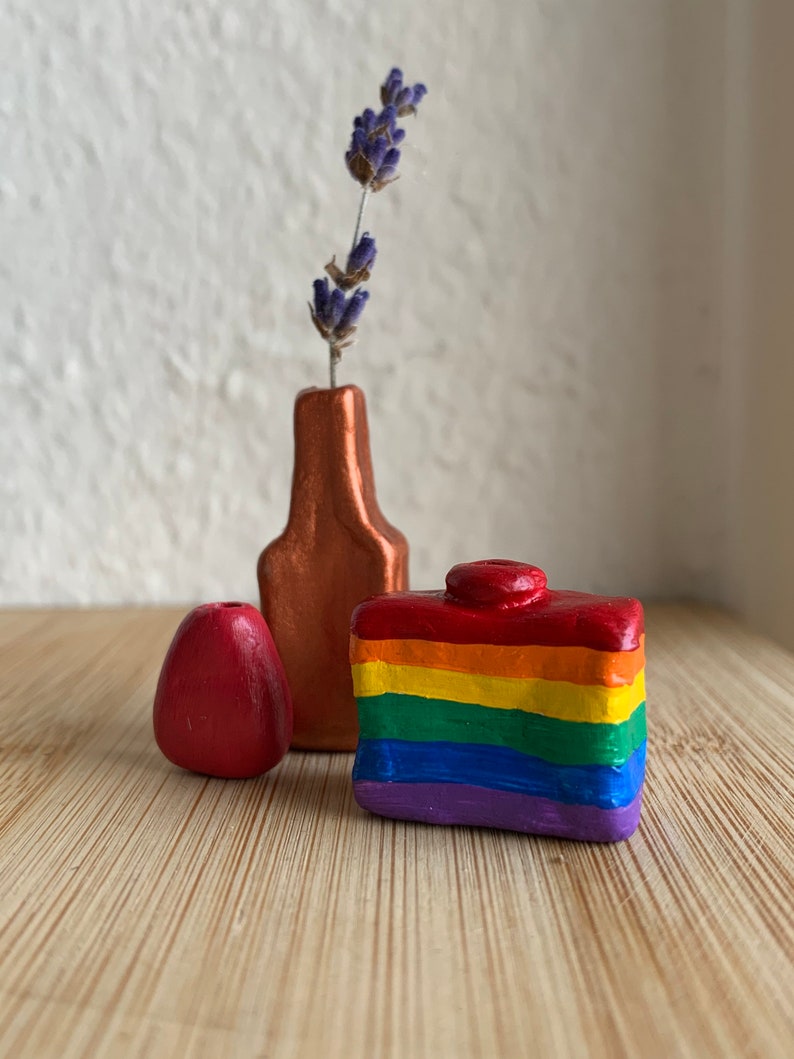 Tiny clay vase for small flowers Proud