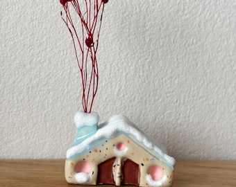 Casita navideña pequeña | Casita de cerámica con flores secas | Decoración navideña | Casita de cerámica con decoración navideña