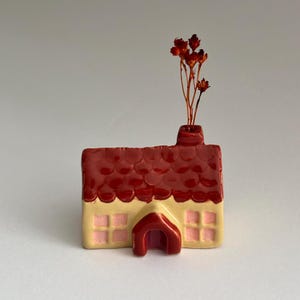 Casita de cerámica pequeña - tarjetero y flor pequeña - casita roja beige