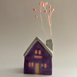 Pequeña casa de cerámica - tarjetero y pequeña flor - casa moteada de color púrpura