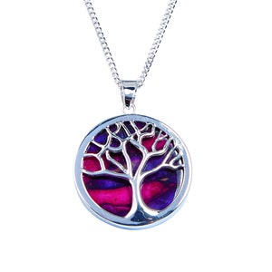 Könnte beinhalten: Eine silberne Kettenkette mit einem runden Anhänger, der ein Lebensbaum-Design zeigt. Der Anhänger hat eine Einlage aus lila und pinkfarbenem Abalone-Schalen.