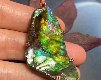 Colgante de piedra preciosa natural de forma libre de ammolita canadiense, 46 x 26 mm, n.º 2555-251