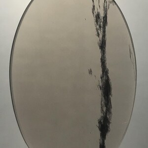 Peut inclure: Un cabochon ovale transparent avec une inclusion noire traversant le centre.
