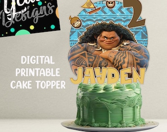 Op de afbeelding: Een digitale printbare taarttopper met een stripfiguur met donker krullend haar en tribale tatoeages, een groot cijfer 2 en de naam JAYDEN in gele letters. Het ontwerp bevat een blauwe achtergrond met patronen en kleine boot- en kokosnooticonen.