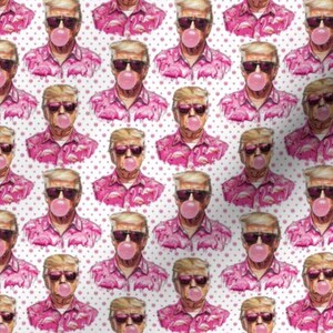 Op de afbeelding: Een herhalend patroon met een portret van een man met een zonnebril en een kauwgomballenbel. De man draagt een roze shirt met een flamingo-patroon. De achtergrond is wit met kleine roze stippen.