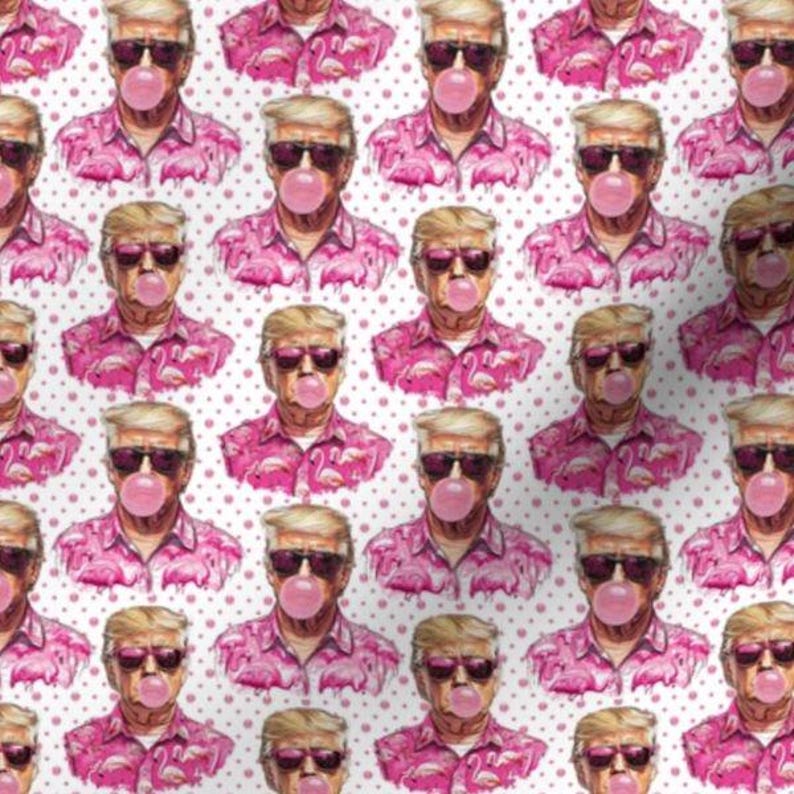 Op de afbeelding: Een herhalend patroon met een portret van een man met een zonnebril en een kauwgomballenbel. De man draagt een roze shirt met een flamingo-patroon. De achtergrond is wit met kleine roze stippen.