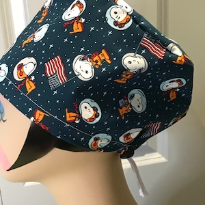Women&#39;s Scrub hat, head covering, chemo cap~ Astronaut Snoopy