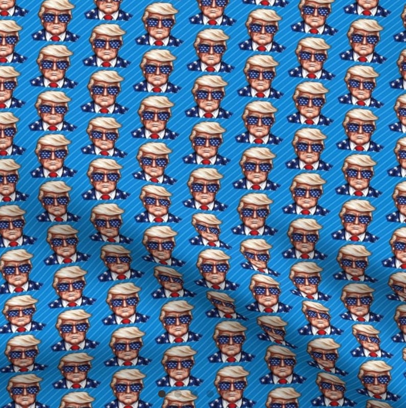 Puede incluir: Un patr&oacute;n repetido de una imagen de dibujos animados de un hombre con gafas de sol con un dise&ntilde;o de bandera estadounidense. El fondo es de color azul con rayas blancas.