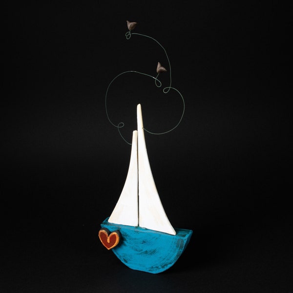 Velero de cerámica azul con corazón rojo, obra de arte griega hecha a mano, escultura de barco con velas blancas, recuerdo griego