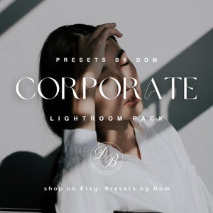 Op de afbeelding: Promotieafbeelding voor een Lightroom-pakket, met de tekst "CORPORATE" in grote, elegante letters. De afbeelding bevat de tekst "PRESETS BY DOM" en "LIGHTROOM PACK". Een vrouw in een wit overhemd is te zien. De Etsy shop naam is ook opgenomen.