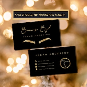 Peut inclure: Deux cartes de visite noires avec des lettres dorées et un motif de sourcil doré. La carte du haut indique "Brows By" et "Sarah Anderson". La carte du bas indique "Sarah Anderson" et comprend des coordonnées, une adresse de site Web et un emplacement pour un logo.