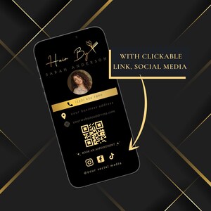 Puede incluir: Maqueta de tel&eacute;fono m&oacute;vil negro y dorado con un dise&ntilde;o de tarjeta de visita para un estilista. La tarjeta presenta el texto "Hair By Sarah Anderson" con un icono de tijeras. Tambi&eacute;n incluye un n&uacute;mero de tel&eacute;fono, una direcci&oacute;n comercial, una direcci&oacute;n de sitio web, un c&oacute;digo QR, iconos de redes sociales y el texto "Reservar una cita".
