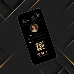 Puede incluir: Tarjeta de visita negra y dorada con una foto de una mujer, informaci&oacute;n de contacto y un c&oacute;digo QR. El texto dice "Hair By Sarah Anderson" e incluye un n&uacute;mero de tel&eacute;fono, una direcci&oacute;n de correo electr&oacute;nico, un sitio web y nombres de usuario de redes sociales.
