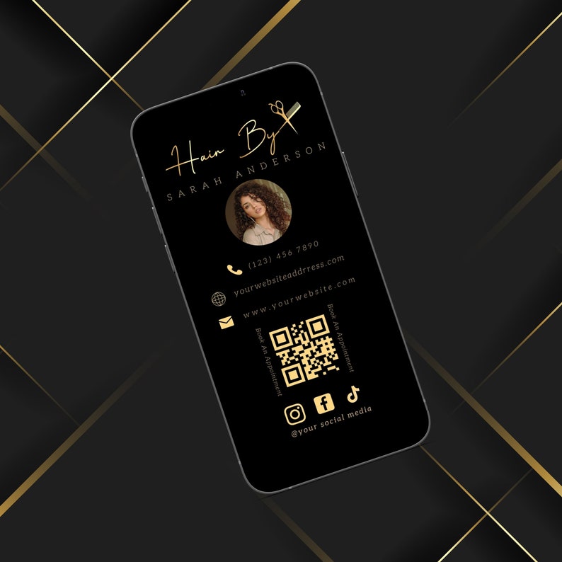 Puede incluir: Tarjeta de visita negra y dorada con una foto de una mujer, informaci&oacute;n de contacto y un c&oacute;digo QR. El texto dice "Hair By Sarah Anderson" e incluye un n&uacute;mero de tel&eacute;fono, una direcci&oacute;n de correo electr&oacute;nico, un sitio web y nombres de usuario de redes sociales.