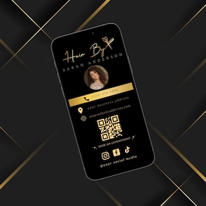 Puede incluir: Una tarjeta de visita negra y dorada para un estilista de cabello. La tarjeta presenta una imagen estilizada de tijeras, el texto "Hair By Sarah Anderson", un n&uacute;mero de tel&eacute;fono, una direcci&oacute;n de sitio web, un c&oacute;digo QR y iconos de redes sociales.