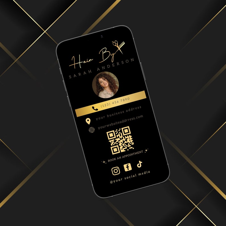 Puede incluir: Una tarjeta de visita negra y dorada para un estilista de cabello. La tarjeta presenta una imagen estilizada de tijeras, el texto "Hair By Sarah Anderson", un n&uacute;mero de tel&eacute;fono, una direcci&oacute;n de sitio web, un c&oacute;digo QR y iconos de redes sociales.