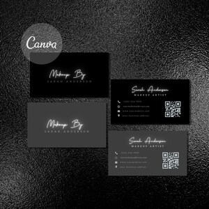 Op de afbeelding: Zwarte en grijze visitekaartjes met de tekst "Makeup By Sarah Anderson" in een modern lettertype. De kaarten bevatten contactgegevens en een QR-code. Het Canva-logo staat linksboven.