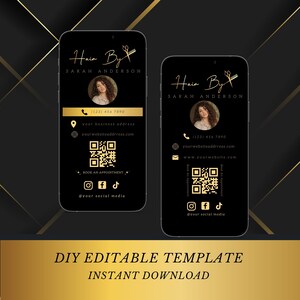 Puede incluir: Una plantilla de tarjeta de visita digital negra y dorada para un estilista. La plantilla presenta una foto de una mujer, un n&uacute;mero de tel&eacute;fono, una direcci&oacute;n de sitio web, un c&oacute;digo QR e iconos de redes sociales. El texto "Hair By" y "Sarah Anderson" se muestra en letras doradas.