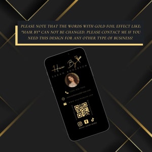 Puede incluir: Maqueta de tarjeta de visita negra y dorada para un estilista. La tarjeta presenta una foto del estilista, informaci&oacute;n de contacto, un c&oacute;digo QR y iconos de redes sociales. El texto en la tarjeta dice "Hair By Sarah Anderson".