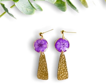 Golden pendant earrings, resin earrings with real flowers, real flower earrings, brass pendant earrings, purple flower earrings