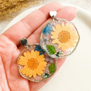 Large women's earrings in resin with dried orange daisy flowers and forget-me-nots, Leaf earrings, Heart earrings