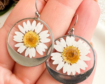 Daisy resin earrings, Dangle drop hoop earrings with real flowers, Nature jewelry silver, Botanical jewelry, Gift ideas for girlfriend