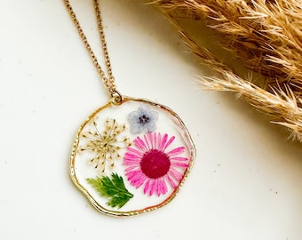 Pressed wildflowers necklace, Resin dried flower pendant, Multi flower necklace, Daisy and forget me not necklace, Resin jewelry flower