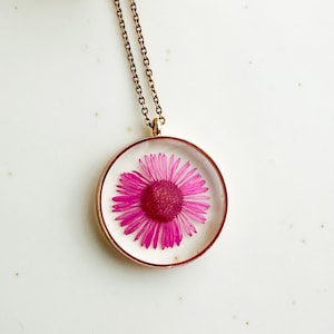 Pressed flower necklace for women Resin necklace with flowers Dried daisy necklace Nature necklace Flower necklace Valentine&#39;s Day idea