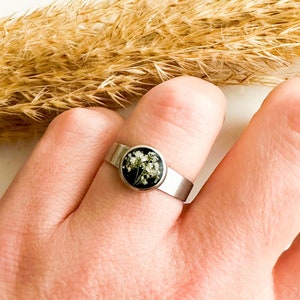 Nature resin ring with white dried flowers, Nature inspired rings for women, Wild flowers resin ring, Mother’s Day gift from daughter