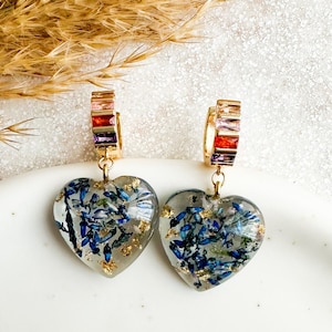 Damesoorbellen in hars met blauwe gedroogde bloemen, brede gouden cirkeloorbellen met zirkonen, hartoorbellen, cadeaus voor haar verjaardag