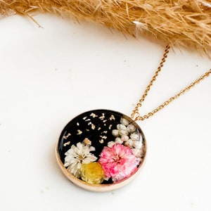 Necklace with real flowers in resin, Women's gold necklace, Necklace with large pendant, Handmade jewelry, Birthday gift idea for a friend