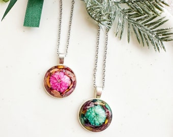 Resin pressed flower necklace for women, Nature inspired jewelry, Resin jewelry modern gift, Floral charm necklace, Gift ideas for her