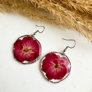 Orecchini in resina con fiori secchi di rosa rossa, Orecchini cerchio argento, Orecchini donna pendenti, Regalo San Valentino per lei