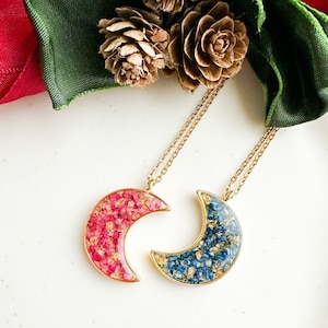 Resin necklace with flowers, Heather flower necklace, Gold moon necklace, Women's steel necklace, Nature necklace, Dried flower necklace