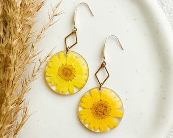 Daisy earrings, flower woman earrings, resin earrings, earrings with real flowers, stainless steel earrings, gifts for her