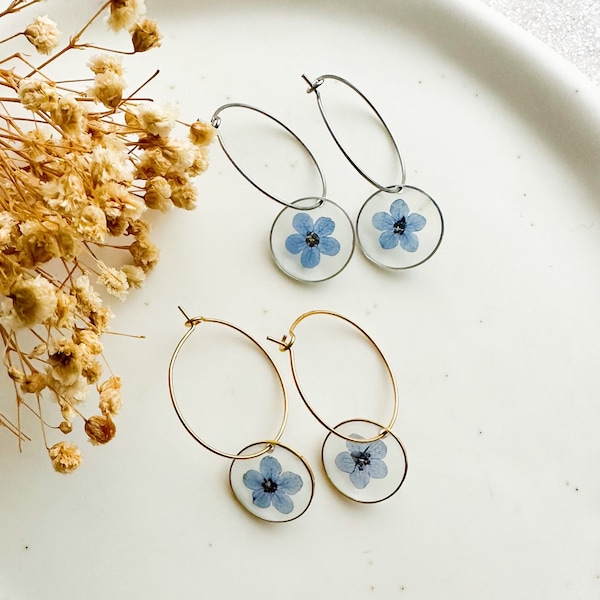 Boucles d'oreilles en résine avec fleurs, créoles avec pendentif, myosotis, boucles d'oreilles acier femme, pendentif fleur en résine